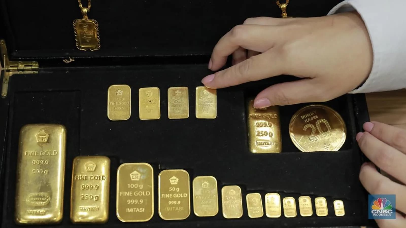 Harga Emas Dunia Turun 2% Sepekan, Tertekan Suku Bunga The Fed dan Imbal Hasil Obligasi AS